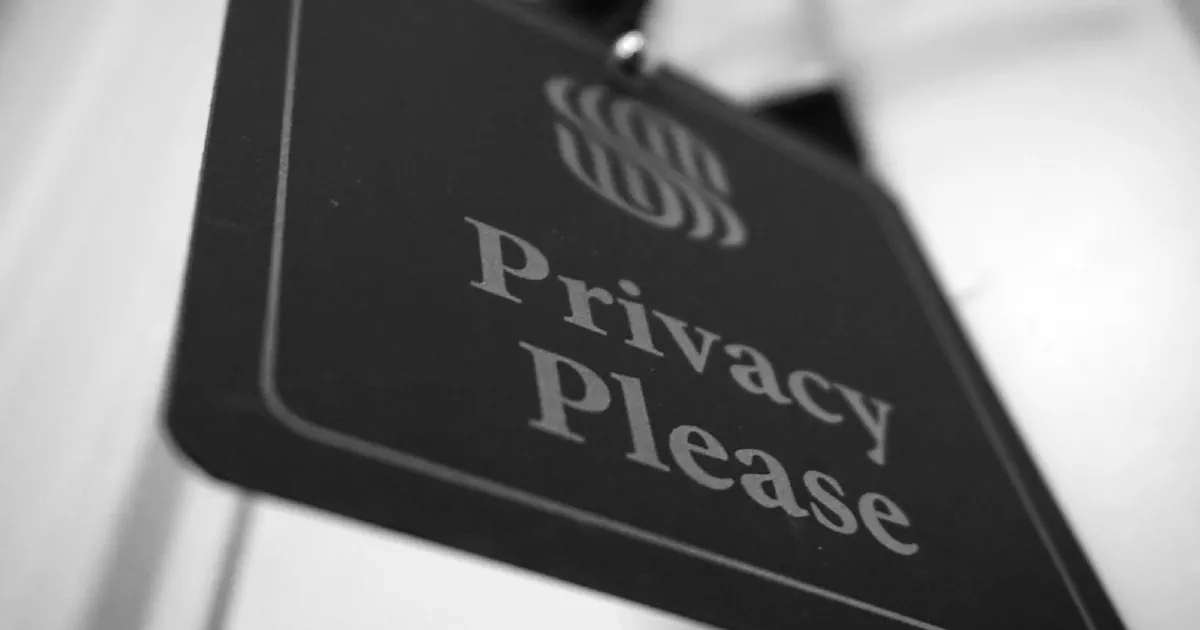 Sign reading privacy please